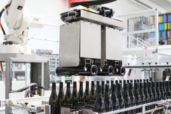 Duetti Flexrobot lifting bottles for packaging